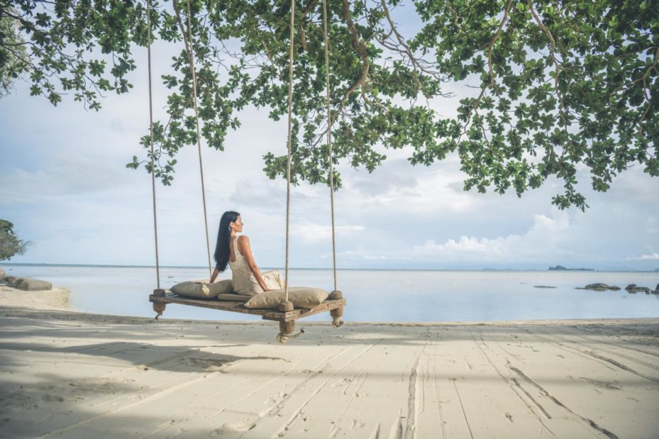Auf der großen Schaukel am Privatstrand des Kamalaya Koh Samui können Gäste wortwörtlich ihre Seele baumeln lassen © Kamalaya/Ralf Tooten