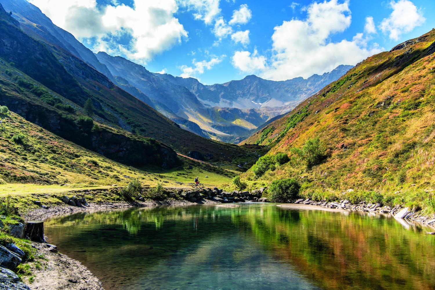 Einsam liegt der Malfonsee in seinem Kessel, lediglich ein paar Pferde, die den Sommer im Pettneuer Hochtal bei St. Anton am Arlberg verbringen, erfrischen sich hin und wieder am kalten Wasser. ©TVB St. Anton am Arlberg, Fotograf Patrick Bätz
