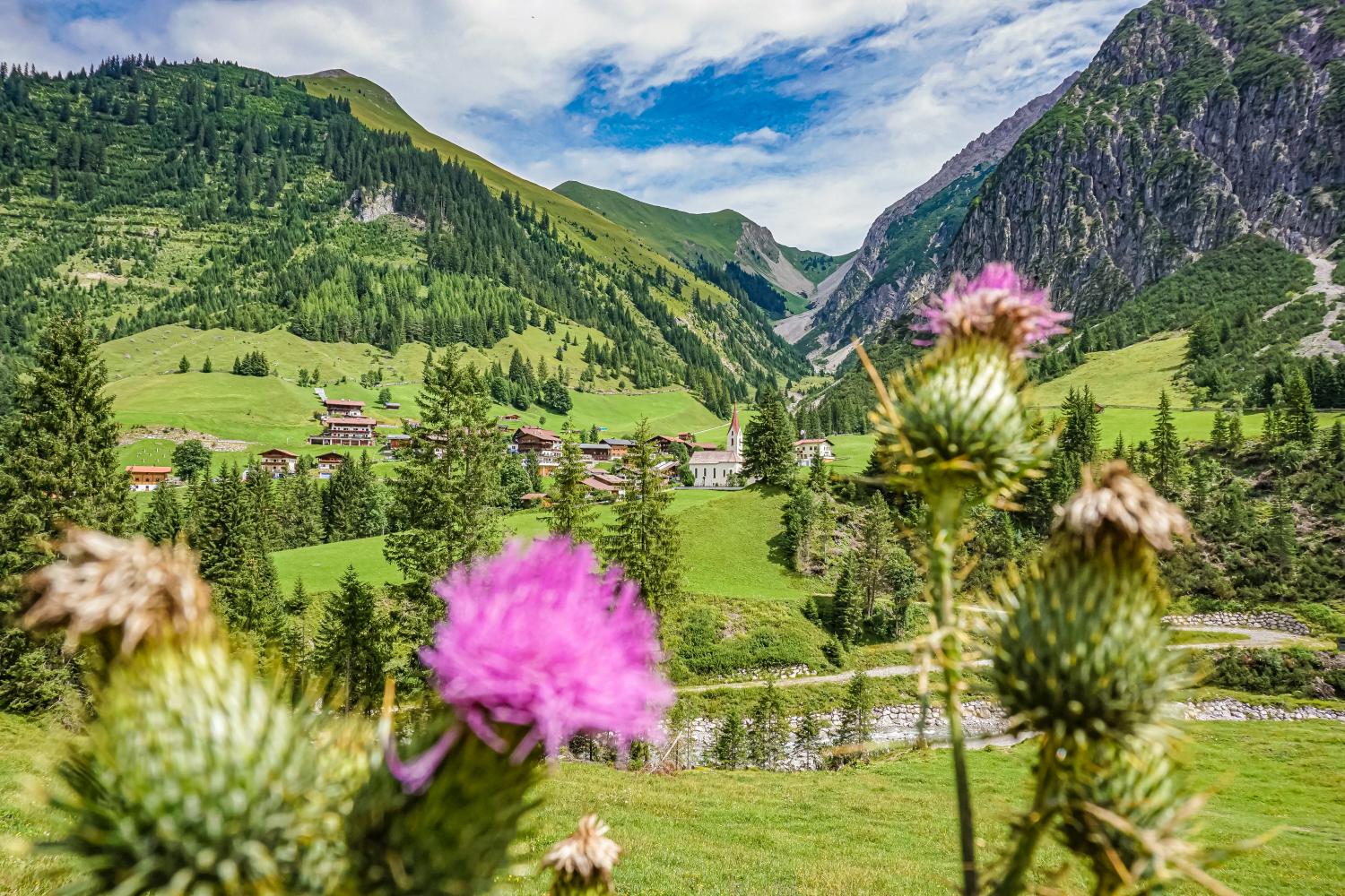 Auf über 1.300 Metern gelegen, bildet das Auszeitdorf Gramais im Tiroler Lechtal mit rund 40 Einwohnern die kleinste Gemeinde Österreichs. © Verein Lechweg/Gerhard Eisenschink
