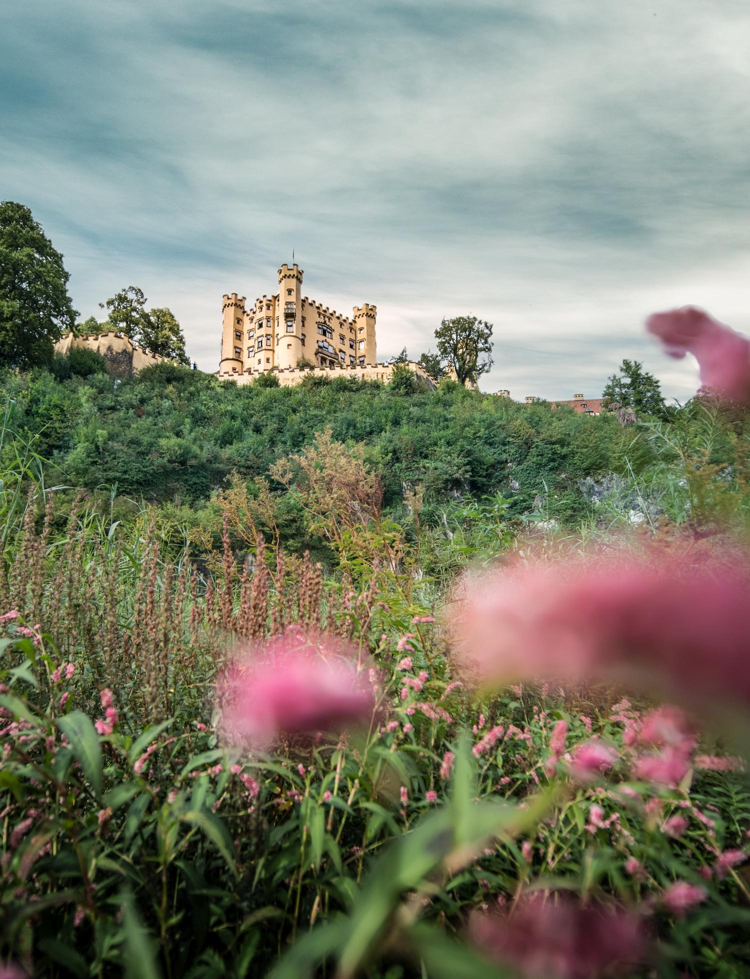 Obwohl die Bayerischen Königsschlösser Neuschwanstein und Hohenschwangau (Foto) unweit von Füssen hoch frequentiert von internationalen Besuchern sind, zählt die umliegende Schlossparkregion zu den beschaulichsten Wandergebieten im Allgäu. © Füssen Tourismus und Marketing/David Terrey
