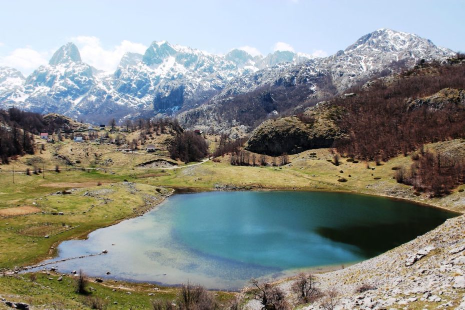 Zwischen Gletscherseen, Hirtenpfaden und Legenden erschließt der Naturpark Komovi im Osten Montenegros mit der neuen Themenroute „Between Two Lakes – The Path of Mountains and Legends“ eine der unberührtesten Wanderregionen Europas. ©︎ AUZP