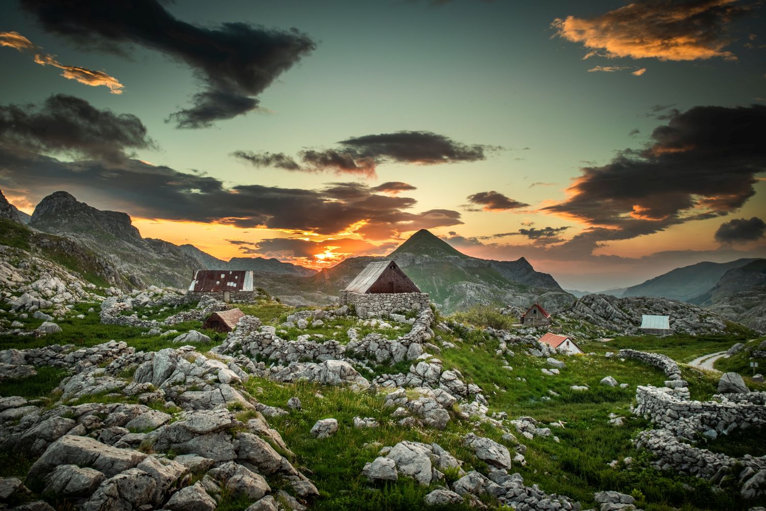 Traditionelle Katuns prägen bis heute die Hochlagen des Naturparks Komovi im Osten Montenegros. Die ehemaligen Bergsiedlungen der Hirtenfamilien liegen entlang der Themenroute "Between Two Lakes". ©︎ AUZP