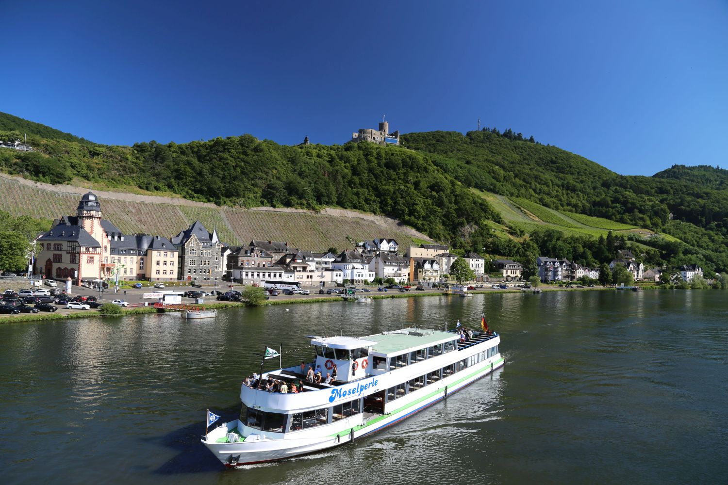 Bernkastel-Kues liegt unterhalb der Burg Landshut zwischen Weinbergen und Mosel Auf dem Moselradweg geht es steigungsarm am Fluss entlang nach Traben-Trarbach © Bonder