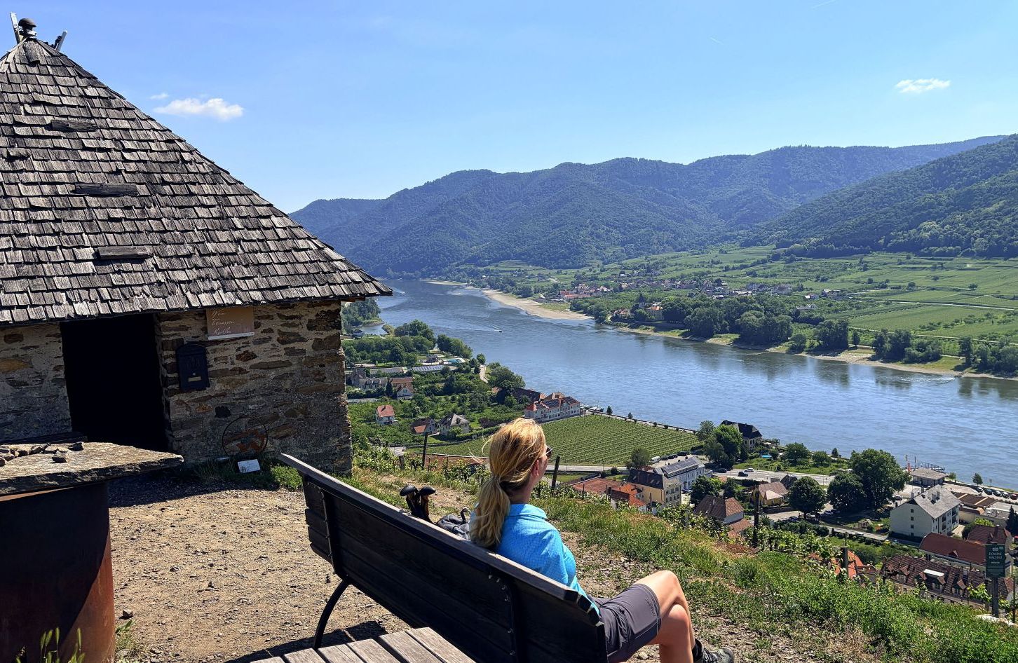 In der Hiata-Hütte auf dem Tausendeimerberg gibt es einen Weinkühlschrank © Bonder