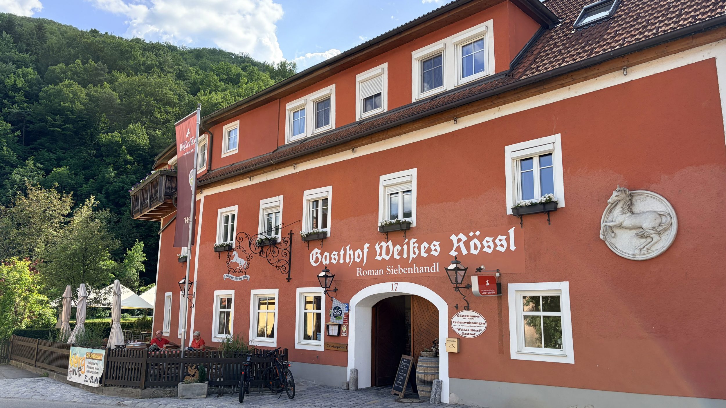 16_Im Etappenzielort Mühldorf lädt das Weiße Rössl zur Einkehr © Bonder